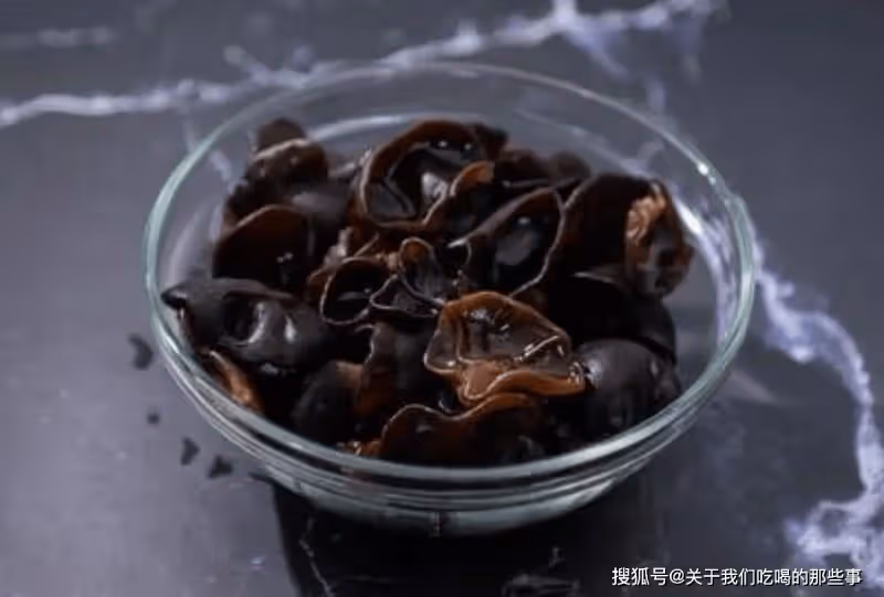 泡木耳,不要只用清水,多加2樣,十分鐘泡發,木耳又大又乾淨