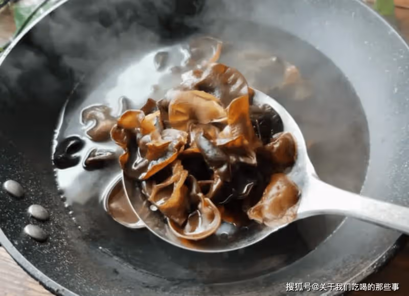 泡木耳,不要只用清水,多加2樣,十分鐘泡發,木耳又大又乾淨