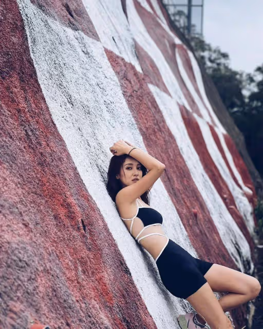 TVB港姐冠軍婚後青春狀態不減，帶娃旅遊曬泳衣照片，網友大讚身材好