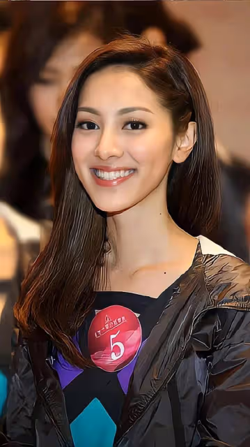 TVB港姐冠軍婚後青春狀態不減，帶娃旅遊曬泳衣照片，網友大讚身材好