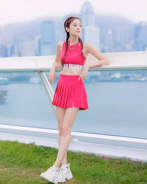 TVB港姐冠軍婚後青春狀態不減，帶娃旅遊曬泳衣照片，網友大讚身材好