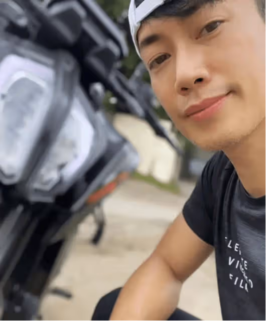 TVB前知名男星突曬「黑白照」嚇壞網友,曾因出軌緋聞而自曝已離婚多年