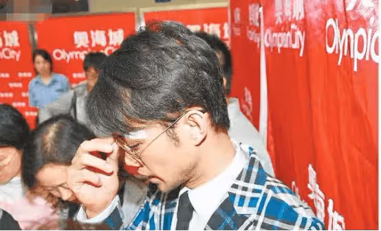 TVB前知名男星突曬「黑白照」嚇壞網友,曾因出軌緋聞而自曝已離婚多年