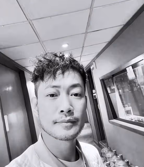 突曬黑白照!TVB前小生敖嘉年近況惹人憂,秘密離婚後被曝新戀情
