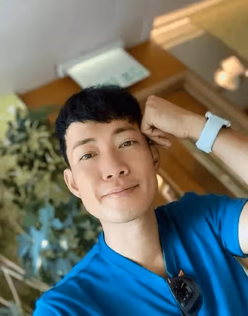 突曬黑白照!TVB前小生敖嘉年近況惹人憂,秘密離婚後被曝新戀情