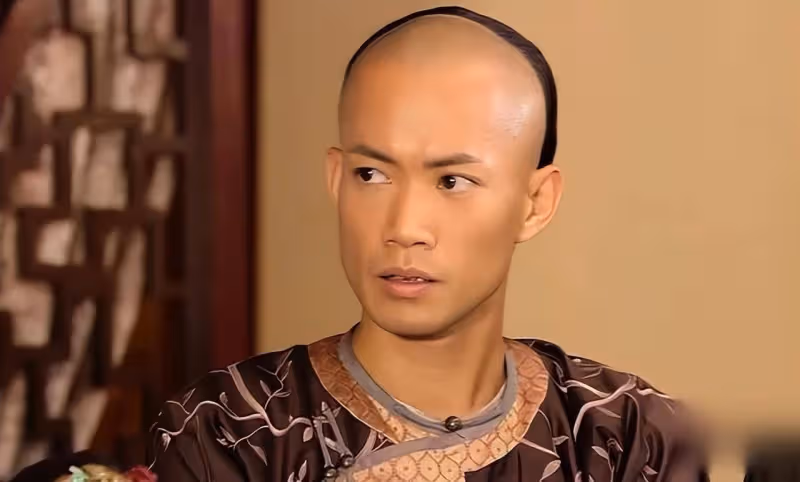 突曬黑白照!TVB前小生敖嘉年近況惹人憂,秘密離婚後被曝新戀情