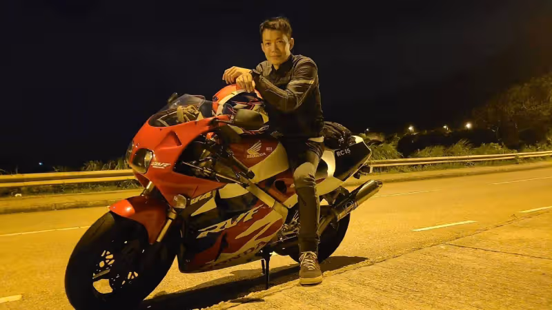突曬黑白照!TVB前小生敖嘉年近況惹人憂,秘密離婚後被曝新戀情