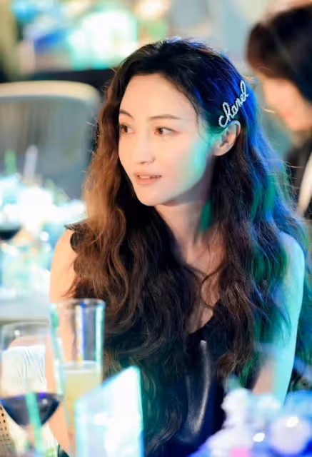 42歲姚笛罕見參加活動,狀態真的很絕,自曝有3年沒有化妝