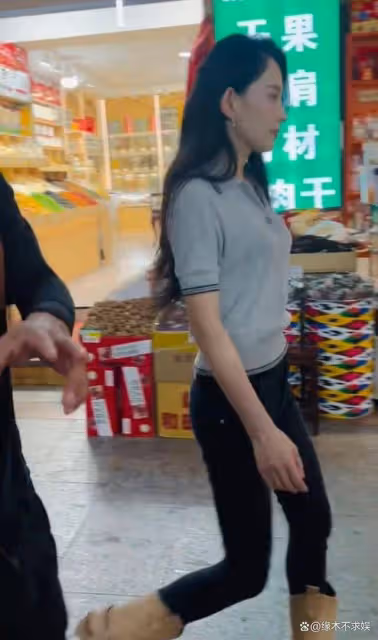 森林北街頭被偶遇,真人顏值讓人驚嘆,汪峰疑在秦皇島和前妻見面