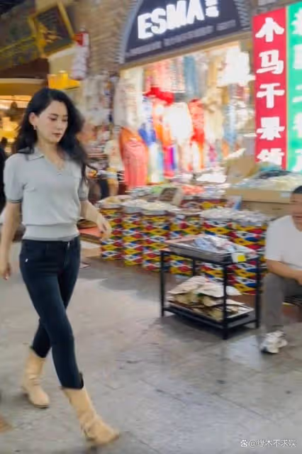 森林北街頭被偶遇,真人顏值讓人驚嘆,汪峰疑在秦皇島和前妻見面