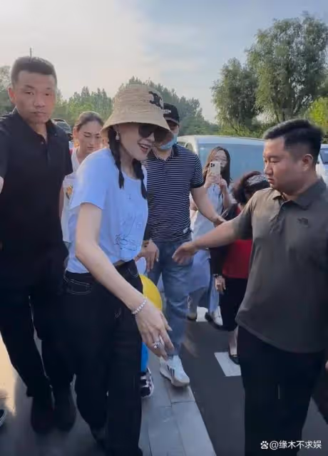 森林北街頭被偶遇,真人顏值讓人驚嘆,汪峰疑在秦皇島和前妻見面