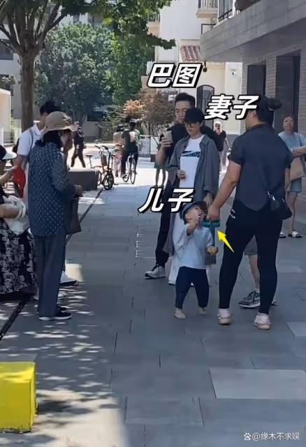 宋丹丹祖孫三代被偶遇,2歲孫子顏值高,69歲趙玉吉時髦又貼心!