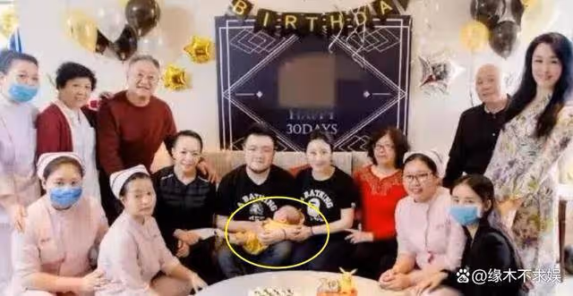 宋丹丹祖孫三代被偶遇,2歲孫子顏值高,69歲趙玉吉時髦又貼心!