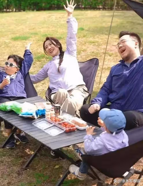 宋丹丹祖孫三代被偶遇,2歲孫子顏值高,69歲趙玉吉時髦又貼心!