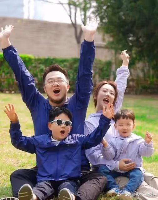 宋丹丹祖孫三代被偶遇,2歲孫子顏值高,69歲趙玉吉時髦又貼心!