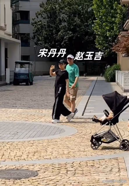 宋丹丹祖孫三代被偶遇,2歲孫子顏值高,69歲趙玉吉時髦又貼心!