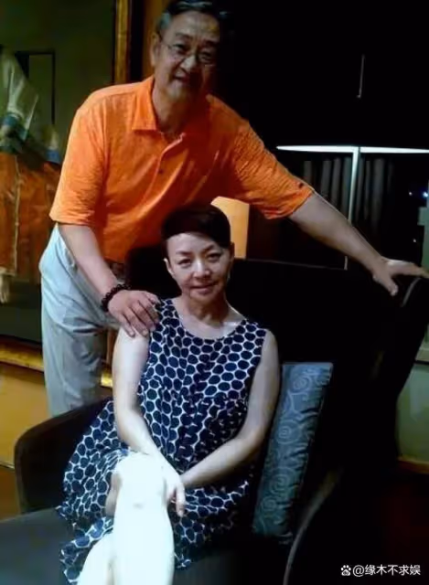 宋丹丹祖孫三代被偶遇,2歲孫子顏值高,69歲趙玉吉時髦又貼心!