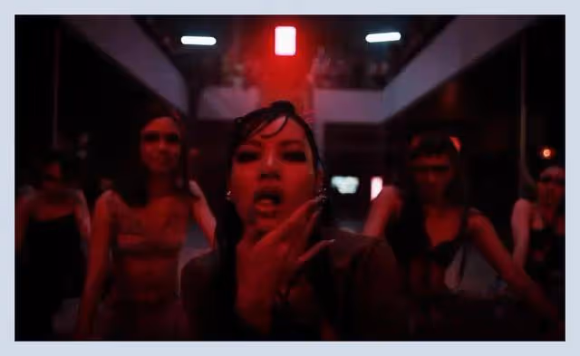 Lisa新歌mv發布,她的牙縫好髒,Lisa歌詞夾帶私貨,提及日語和LV