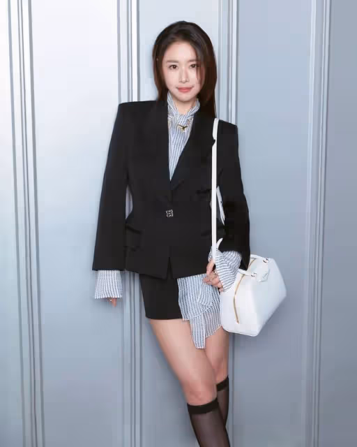 林心如穿搭新圖:性感OL風很耐看,淑女裝扮中帶著紳士美感
