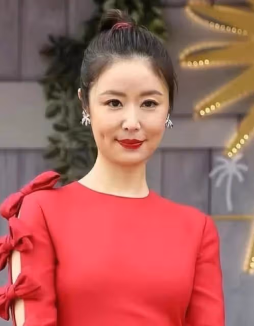 林心如穿搭新圖:性感OL風很耐看,淑女裝扮中帶著紳士美感