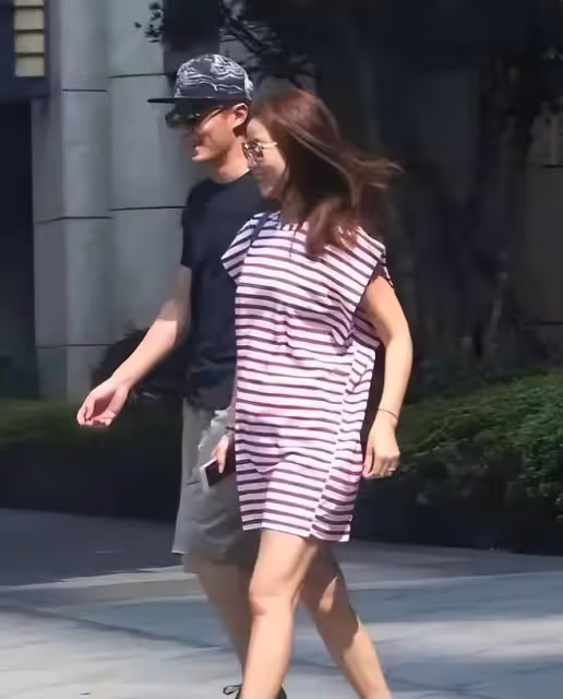 林心如穿搭新圖:性感OL風很耐看,淑女裝扮中帶著紳士美感