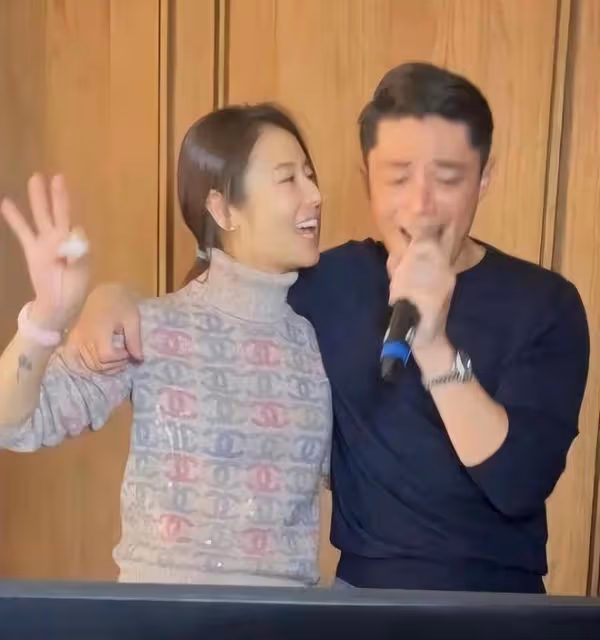 林心如穿搭新圖:性感OL風很耐看,淑女裝扮中帶著紳士美感