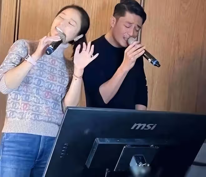 林心如穿搭新圖:性感OL風很耐看,淑女裝扮中帶著紳士美感