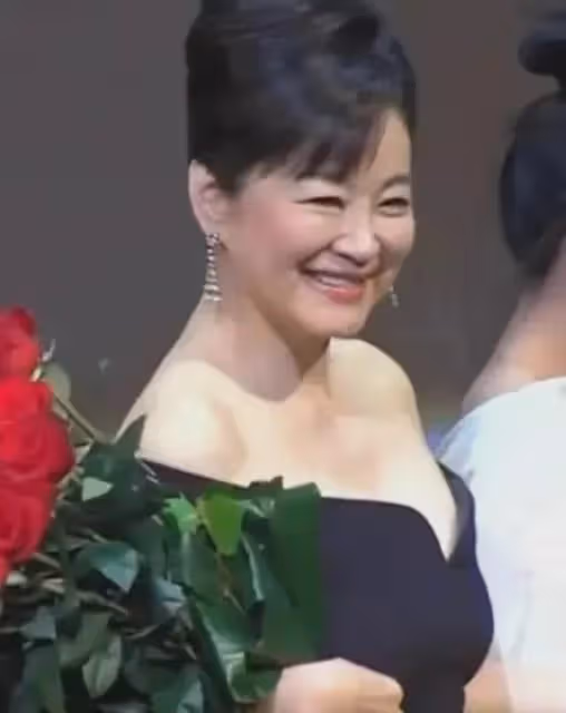 70歲林青霞女神變大媽，身材走形被群嘲，網友們別太苛刻了！