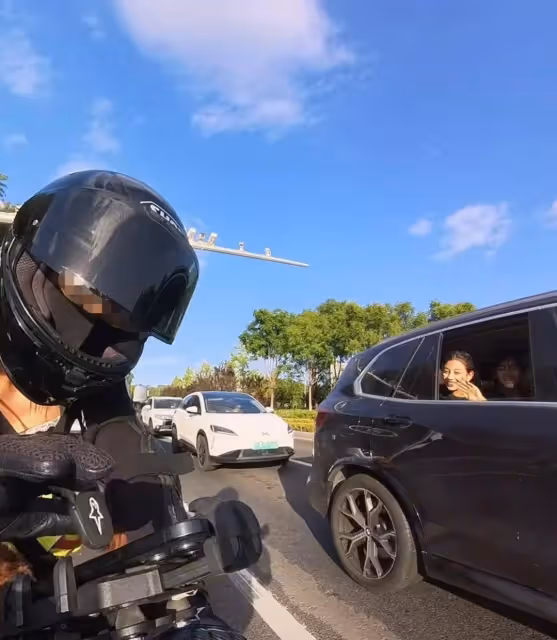劉燁一雙兒女路上被偶遇,諾一社交牛逼症,霓娜變化好大