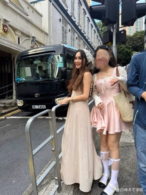 57歲溫碧霞近照曝光,趴窗戶拍照嚇到網友,精修圖和生圖反差大!