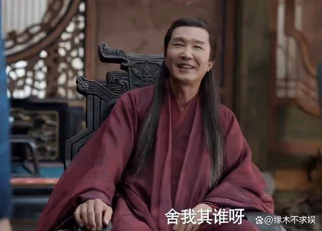 吳剛一家被偶遇，28歲演員兒子穿搭有范，比《狂飆》中更帥氣！
