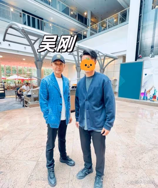吳剛一家被偶遇，28歲演員兒子穿搭有范，比《狂飆》中更帥氣！