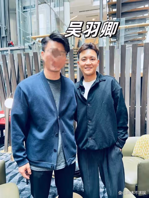 吳剛一家被偶遇，28歲演員兒子穿搭有范，比《狂飆》中更帥氣！