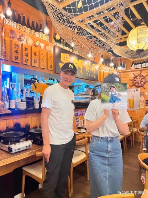 吳剛一家被偶遇，28歲演員兒子穿搭有范，比《狂飆》中更帥氣！