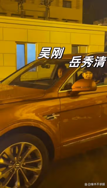 吳剛一家被偶遇，28歲演員兒子穿搭有范，比《狂飆》中更帥氣！