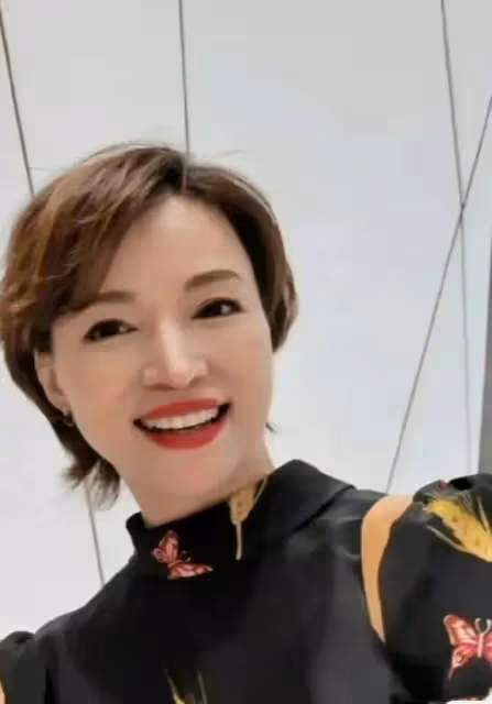 董卿復工公開露面,短髮加素顏認不出,禿眉癟嘴甚至不如路邊阿姨