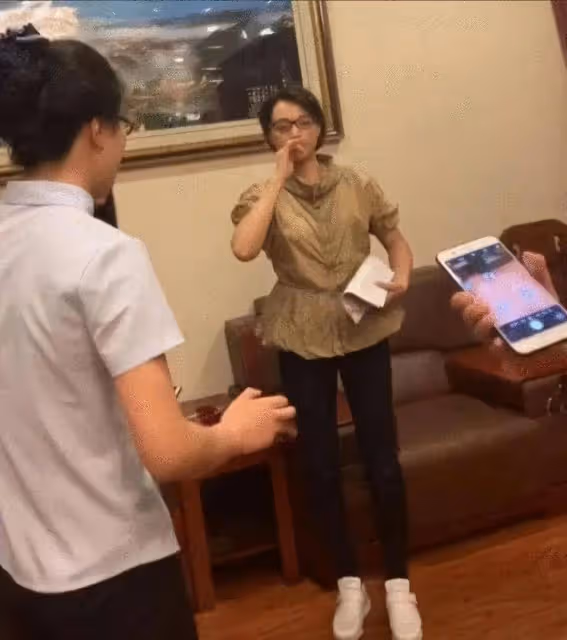 董卿復工公開露面,短髮加素顏認不出,禿眉癟嘴甚至不如路邊阿姨