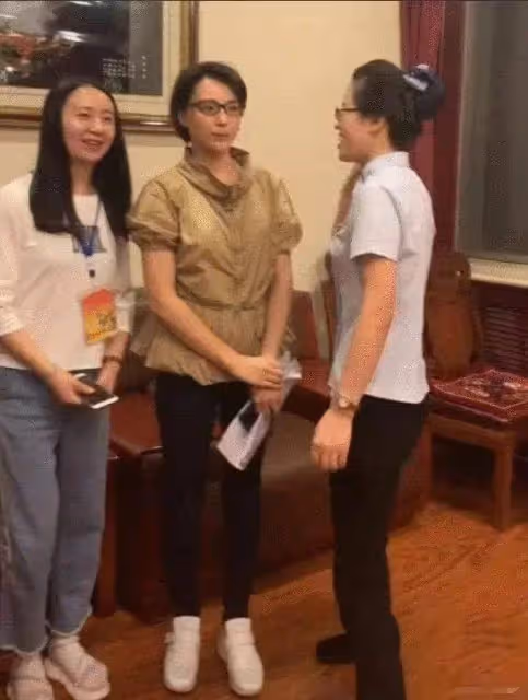 董卿復工公開露面,短髮加素顏認不出,禿眉癟嘴甚至不如路邊阿姨