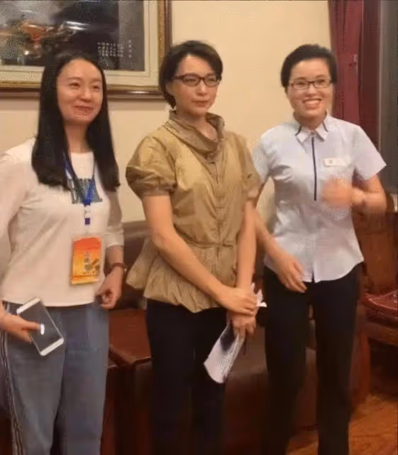 董卿復工公開露面，短髮加素顏認不出，禿眉癟嘴甚至不如路邊阿姨