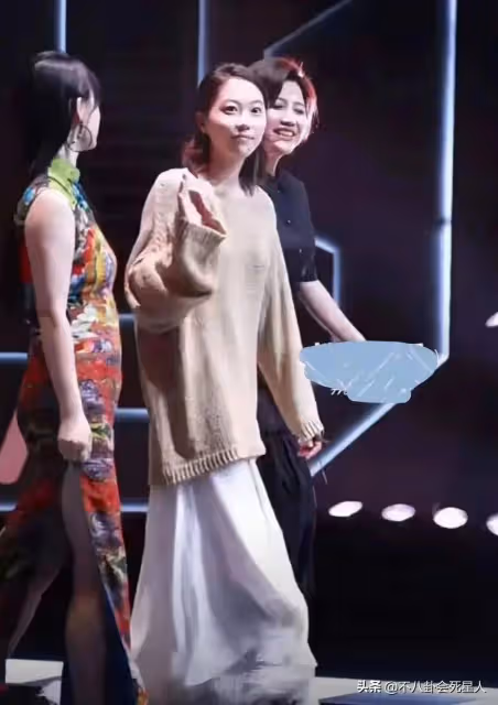 竇靖童總算穿對了一次,越來越像王菲了,留長發變溫婉很有女人味