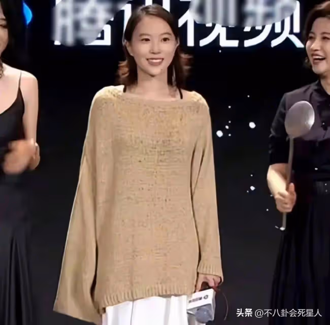 竇靖童總算穿對了一次,越來越像王菲了,留長發變溫婉很有女人味