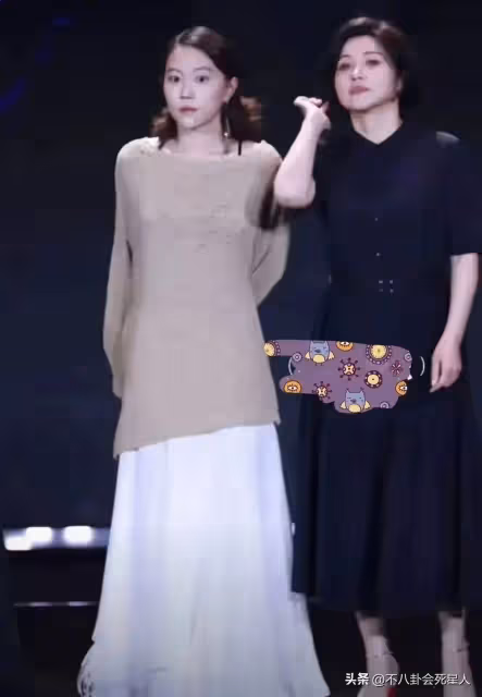竇靖童總算穿對了一次,越來越像王菲了,留長發變溫婉很有女人味