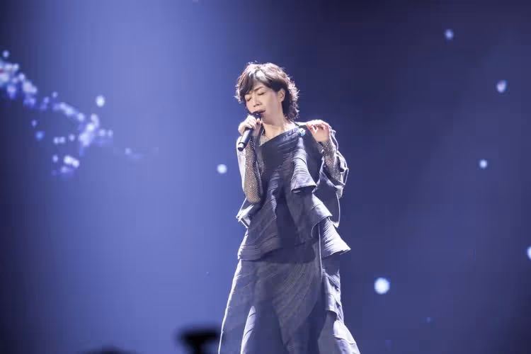 萬芳金曲獎隔空與已逝鄭華娟合唱　現場氣氛動人