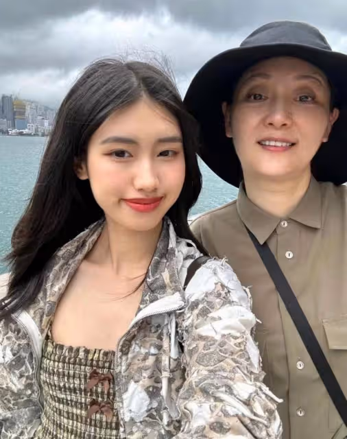 馮小剛女兒曬母女合照,徐朵首度回應隨媽媽姓,坦言徐帆不是虎媽