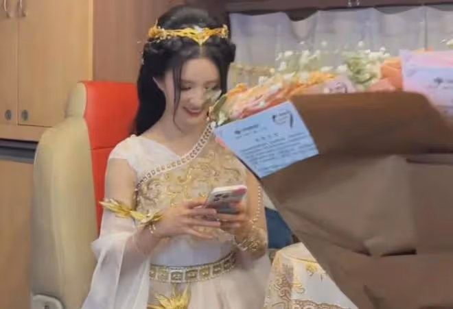 斗羅大陸2：李小冉演比比東，胡列娜比千仞雪還美，他是童年男神