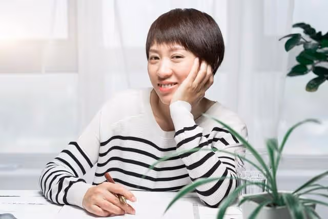 我60歲,退休工資四千,獨生女已成家,娶40歲女人,還能要兒子嗎