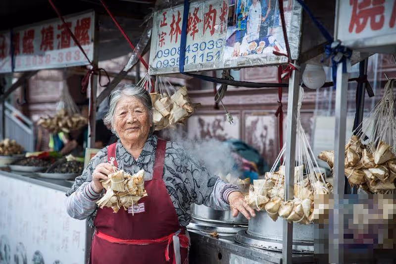 卸不下的擔子!93歲嬤包粽50年「咬牙養3憨兒孫」 揭坎坷身世「出生42天被賣掉」如今已看開