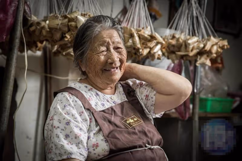 卸不下的擔子!93歲嬤包粽50年「咬牙養3憨兒孫」 揭坎坷身世「出生42天被賣掉」如今已看開