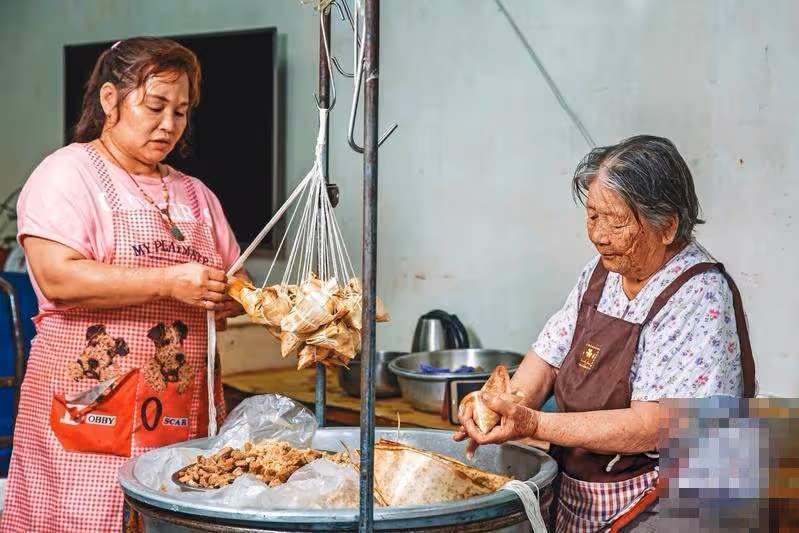 卸不下的擔子!93歲嬤包粽50年「咬牙養3憨兒孫」 揭坎坷身世「出生42天被賣掉」如今已看開