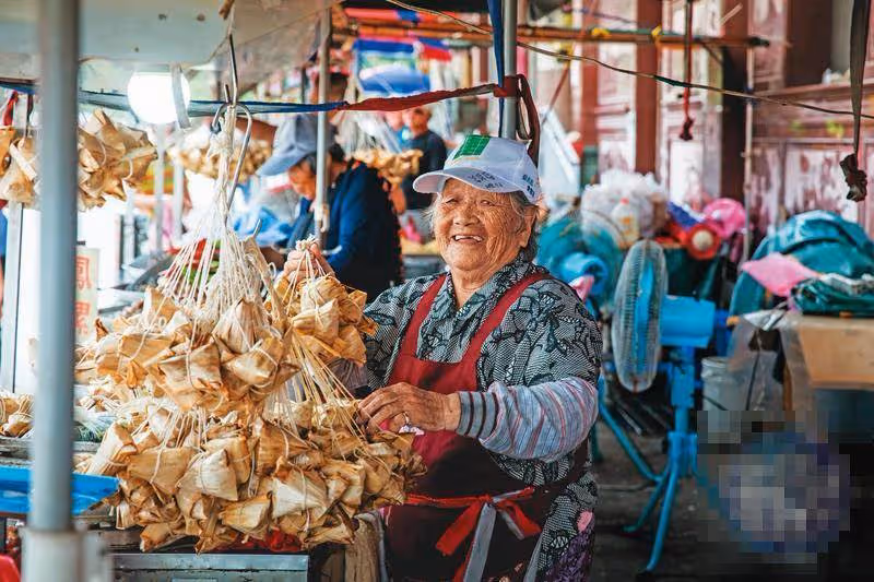 卸不下的擔子!93歲嬤包粽50年「咬牙養3憨兒孫」 揭坎坷身世「出生42天被賣掉」如今已看開